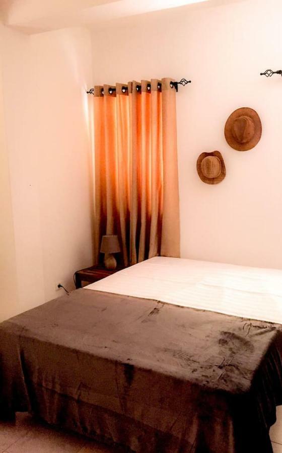 Fully Equipped 3-Bedroom Apt In Downtown Прая Екстериор снимка